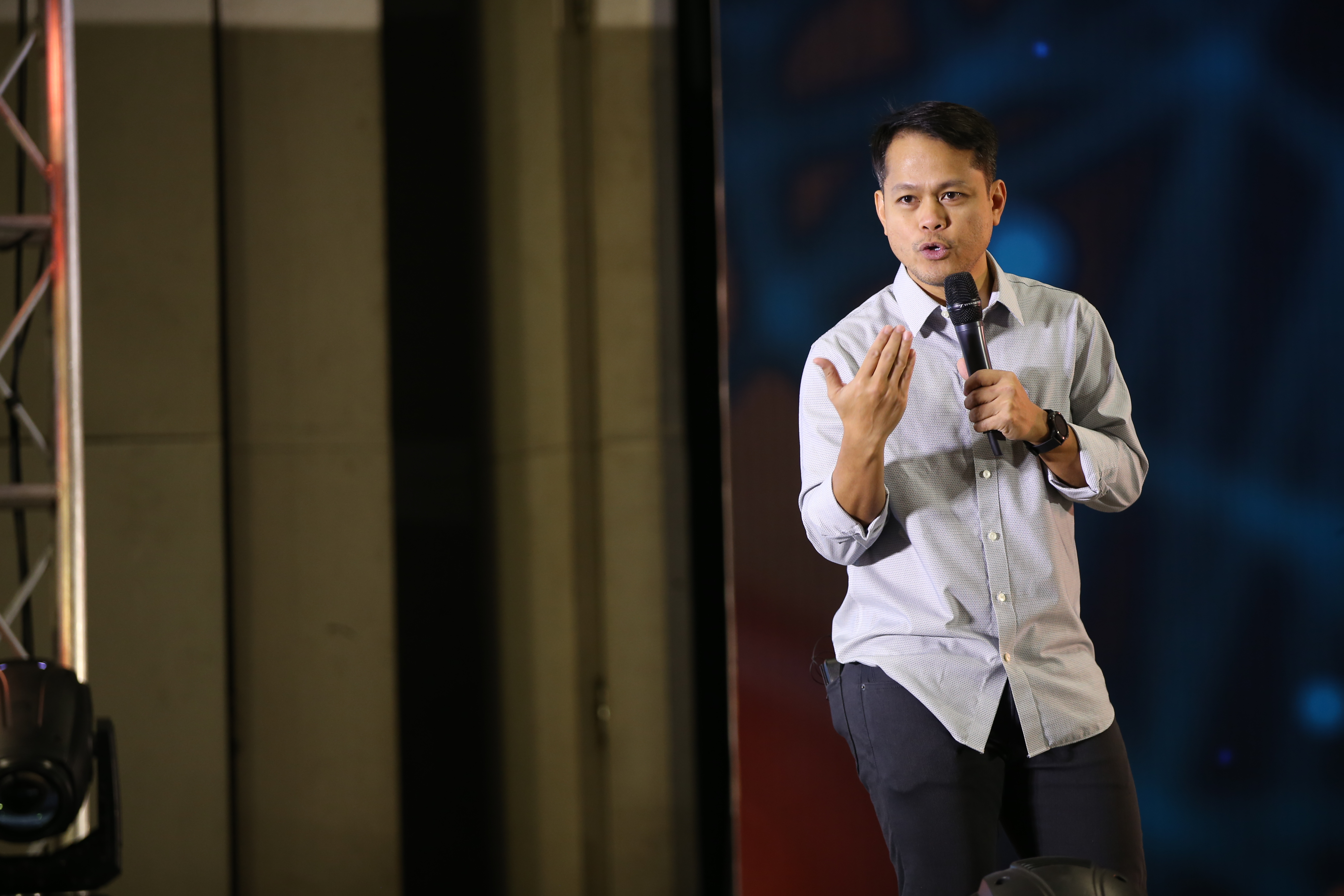 Jon Ora&ntilde;a in a professional portrait for Private Advisory