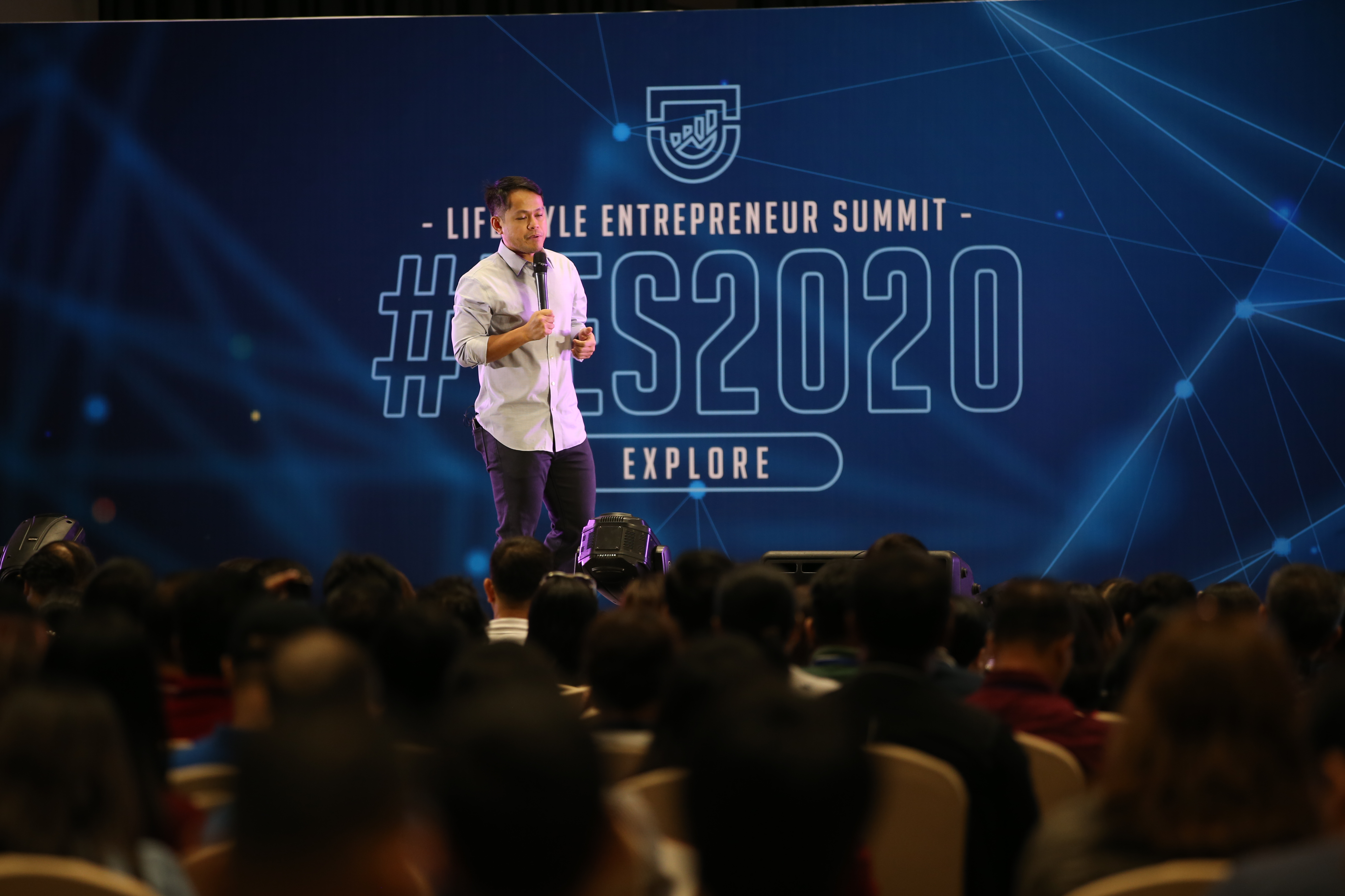 Jon Ora&ntilde;a in a professional speaking portrait